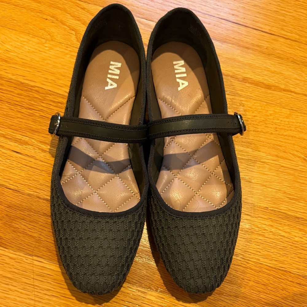 MIA Black Textured Flats size 8.5 Olive green